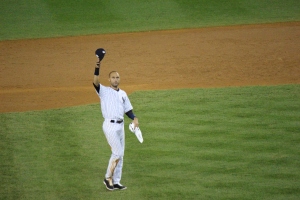 Derek Jeter tips his cap to the Yankee fans (Photo: Stefanie Gordon)
